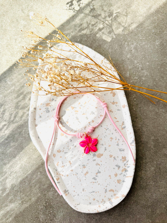 Bracelet ajustable frangipanier fushia